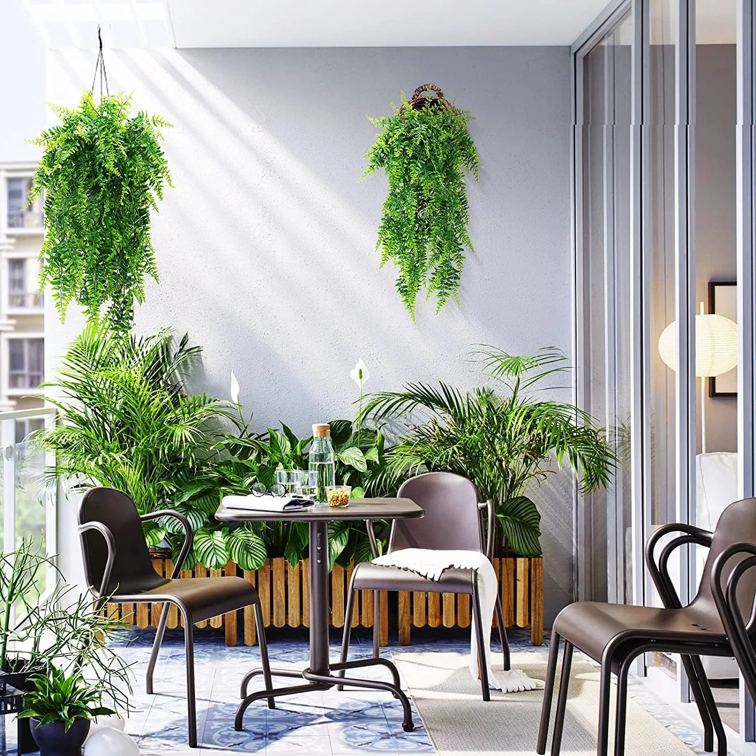 Close-up infographic detailing the high-fidelity leaf texture, natural green color transition, and durable, fade-resistant construction of the artificial Persian vine.